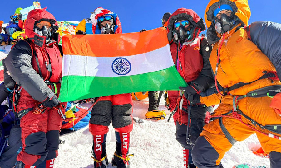<p>Viel los am Gipfel des Everest: Am 20. und 21. Mai erreichten Hunderte das Dach der Welt. Hier ein reines Frauenteam der&nbsp;Indo-Tibetan Border Police (ITBP).</p>