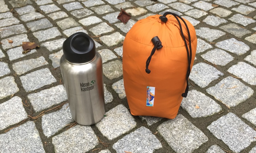 <p>Größenvergleich: Die im (eigenen) Packsack verstaute Modjo neben einer 1,0 Liter-Flasche von Klean Kanteen.</p>