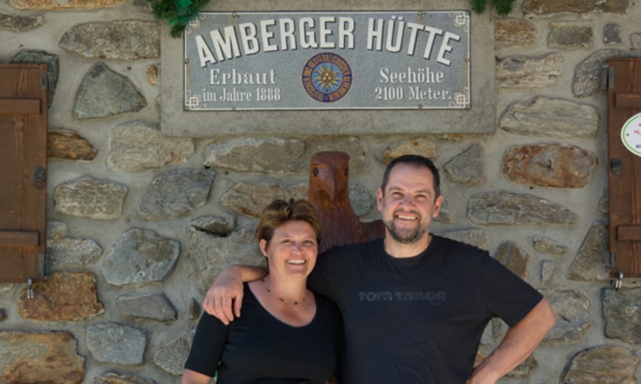 <p>Die Amberger Hütte hat von Mitte Juni bis Anfang Oktober geöffnet. Im Winter von Februar bis Anfang Mai. Es gibt regionale Küche mit allerlei Feinheiten für nach der Tour. </p>