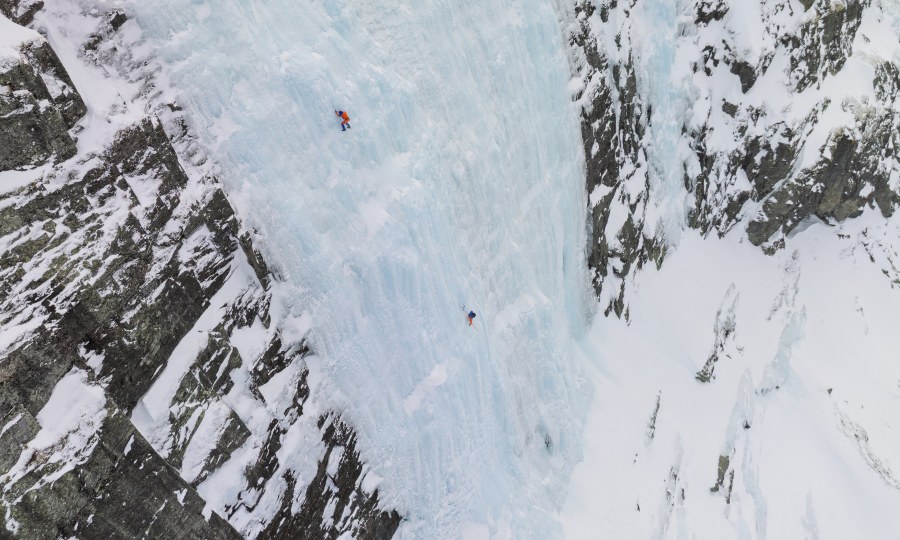 <p>Auch beim Eisklettern hält dich die Eiger Extreme Nordwand 6.0 Kollektion warm und trocken. </p>
