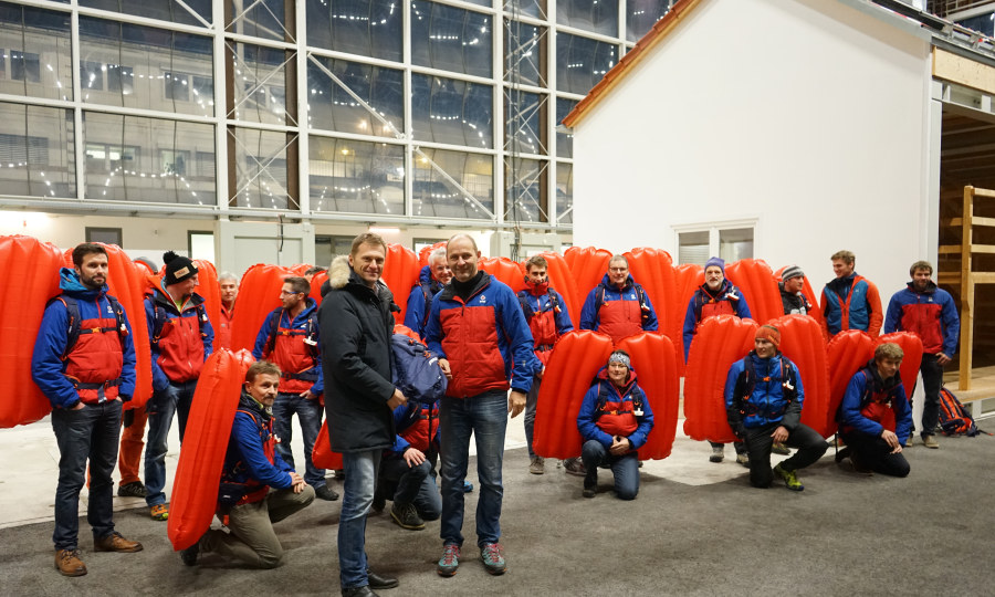<p>Freut sich über 250 neue Lawinenairbags: die Bergwacht Bayern mit Referent Paul Schenk .</p>