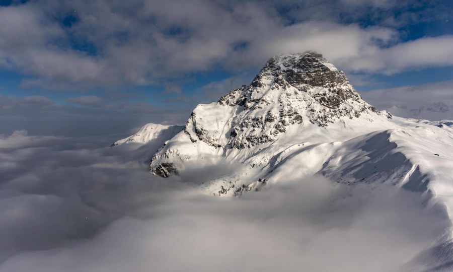 <p>Mystisch: Der Gipfel des Widderstein im Nebel</p>