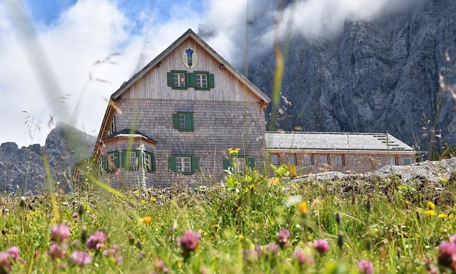 <p>Die Falkenhütte vor den Laliderer Wänden.</p>