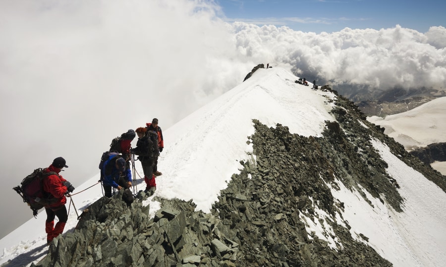 <p>Endlich geschafft: Am Gipfel des Allalinhorns wartet nur noch der Abstieg.</p>