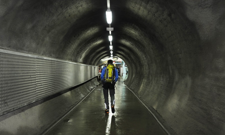 <p>Gut durchlöchert: Viele Tunnel unterhöhlen Saas-Fee und einer führt zur Bahn Metro Alpin Richtung Mittelallalin.</p>