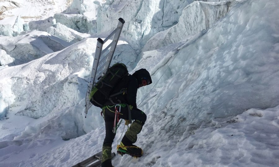 <p>Mit Steigeisen und Leitern: Alex Txikon im Khumbu-Eisbruch am Mount Everest.</p>