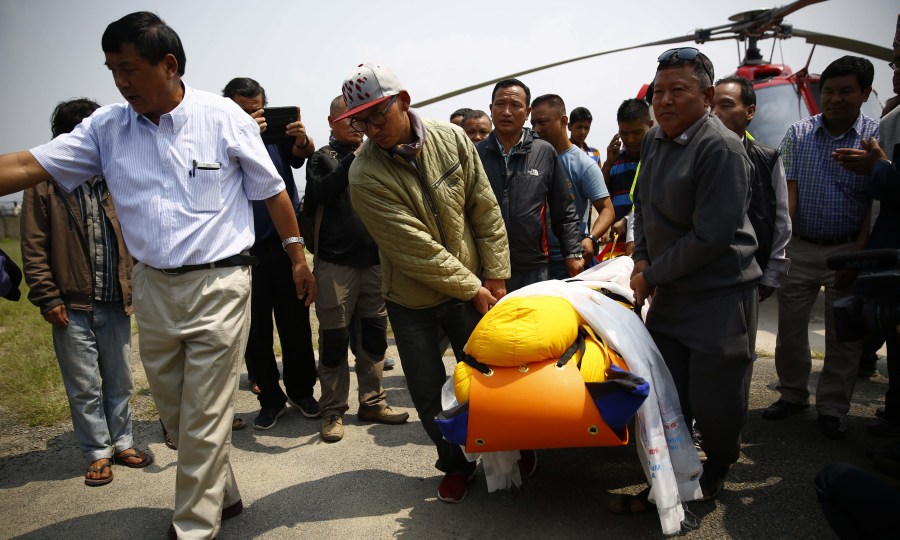 <p>Der Leichnam von Min Bahadur Sherchan wird in einer Klinik in Kathmandu in Empfang genommen.</p>