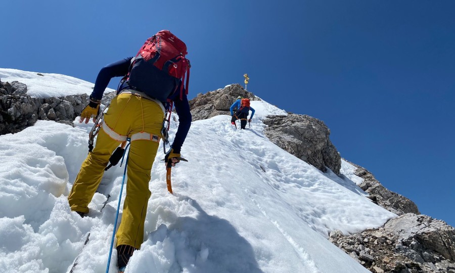 <p>Bergsteiger unterhalb des Zugspitzgipfels bei den aktuell winterlichen Verhältnissen, Bild vom 03.06.2023</p>