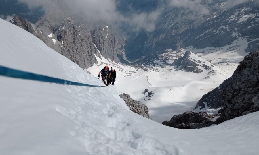 <p>Bergsteiger im Höllentalklettersteig bei den aktuell winterlichen Verhältnissen, Bild vom 03.06.2023</p>