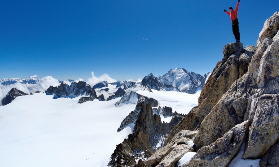 <p>Am Gipfel wartet ein grandioser Fernblick in die Walliser Alpen.</p>