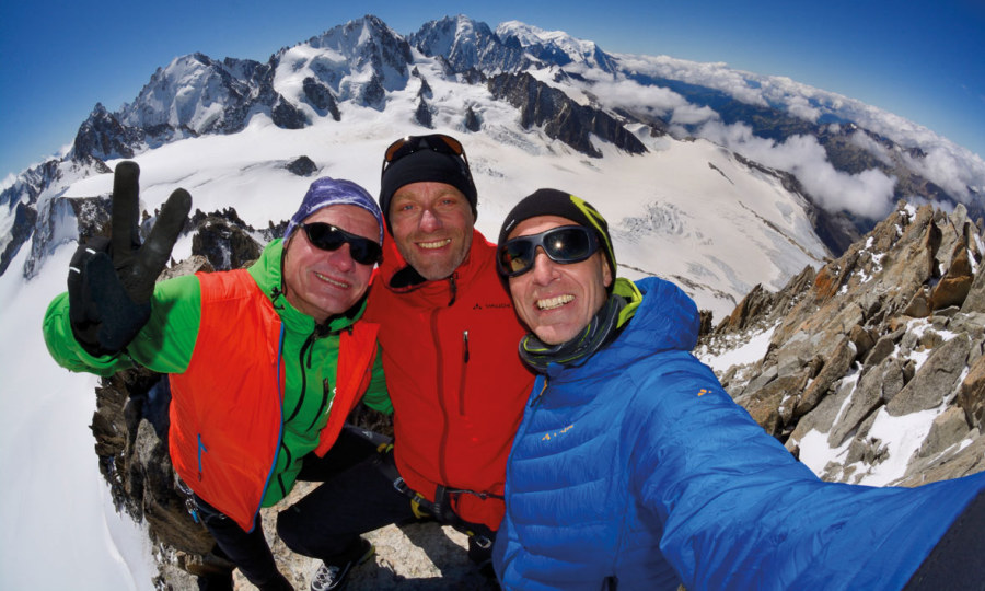 <p>Gipfelglück: Ralf Lendt, Karsten Graf und Fotograf Ralf Gantzhorn (v. l.) strahlen um die Wette.</p>