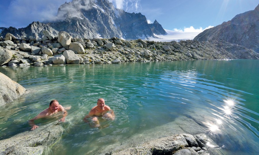 <p>Verdiente Abkühlung: Zwei Bergsteiger erfrischen sich und das Hüttenklima!</p>