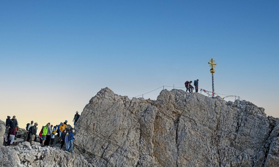 <p>Golden leuchtend: das Gipfelkreuz der Zugspitze.</p>