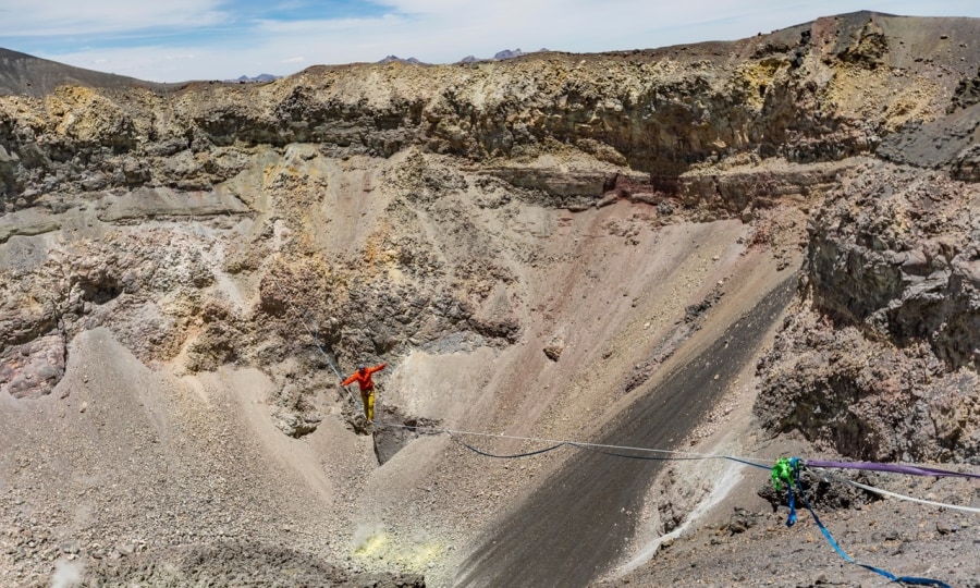 <p>Lukas Irmler auf der Slacklinge über dem Krater des Vulkans "El Misti".</p>