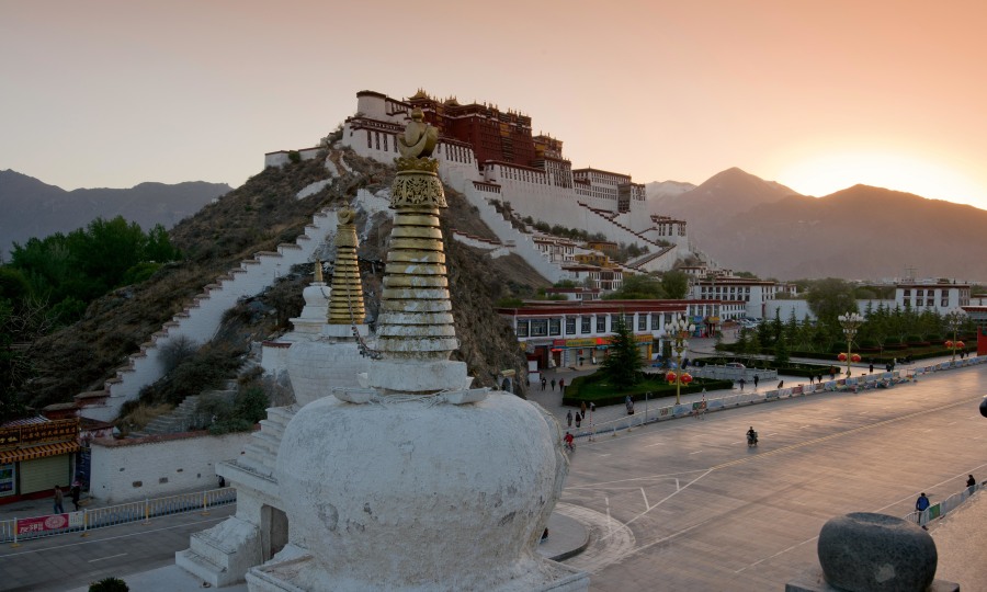 <p>Einst Sitz des Dalai Lama: Der Potala in Lhasa, der Hauptstadt Tibets, erinnert an die Zeiten vor März 1959, als das Land gegen die chinesische Unterdrückung revoltierte.</p>