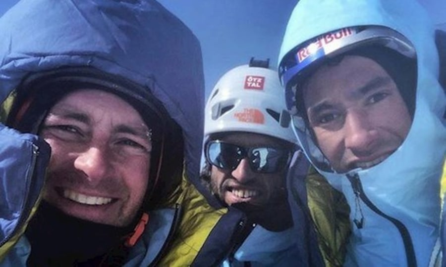 <p>Das Foto zeigt Jess Roskelley, Hansjörg Auer und David Lama am 16. April auf dem Gipfel des Howse Peak. Es wurde noch vor dem Lawinenunglück aufgenommen.</p>