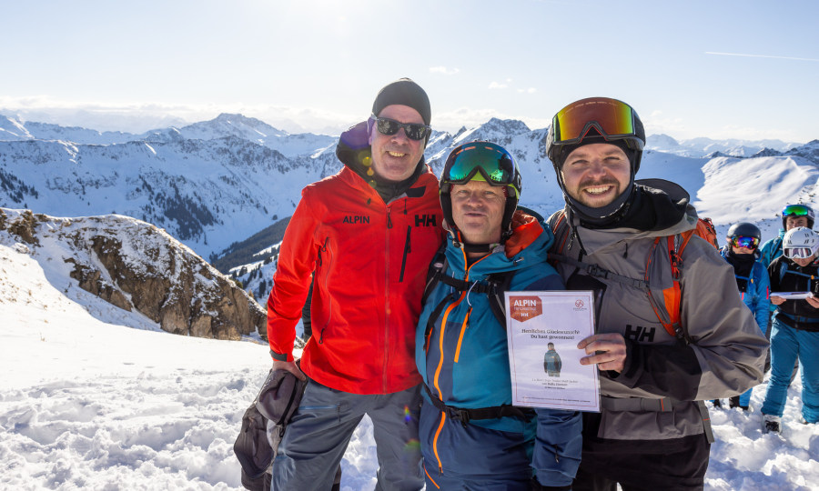 <p>Ein der glücklichen Gewinner (mitte) einer Helly-Hansen-Jacke mit Robert von ALPIN (links) und Max von Vivalpin.</p>