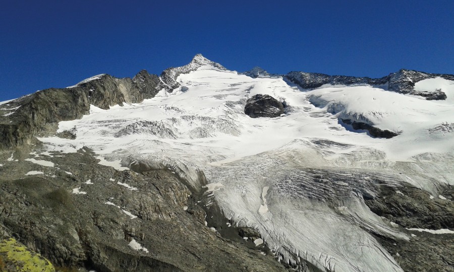 <p>Ein Gletscher mit seinem Nährgebiet (mit Schnee) und seinem Zehrbereich (unten, aper). In wenigen Jahren wird die Gletscherzunge verschwunden sein.</p>