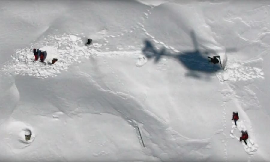 <p>Das Bild zeigt unten links den freigeschmolzenen Kamin der Oberkaseralm. Der Rest der Hütte ist von den Schneemassen bedeckt.</p>