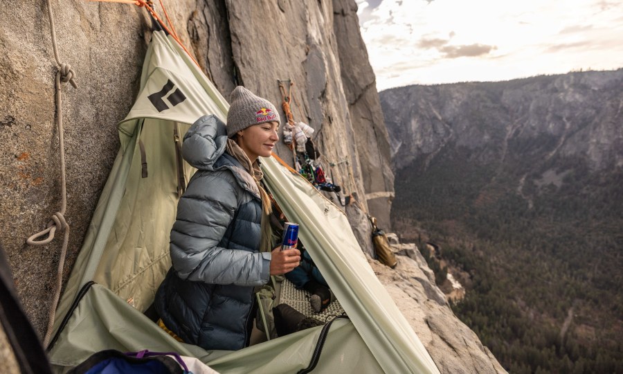 <p>Basislager in der Route: DiGiulian im Portaledge am Berg.</p>