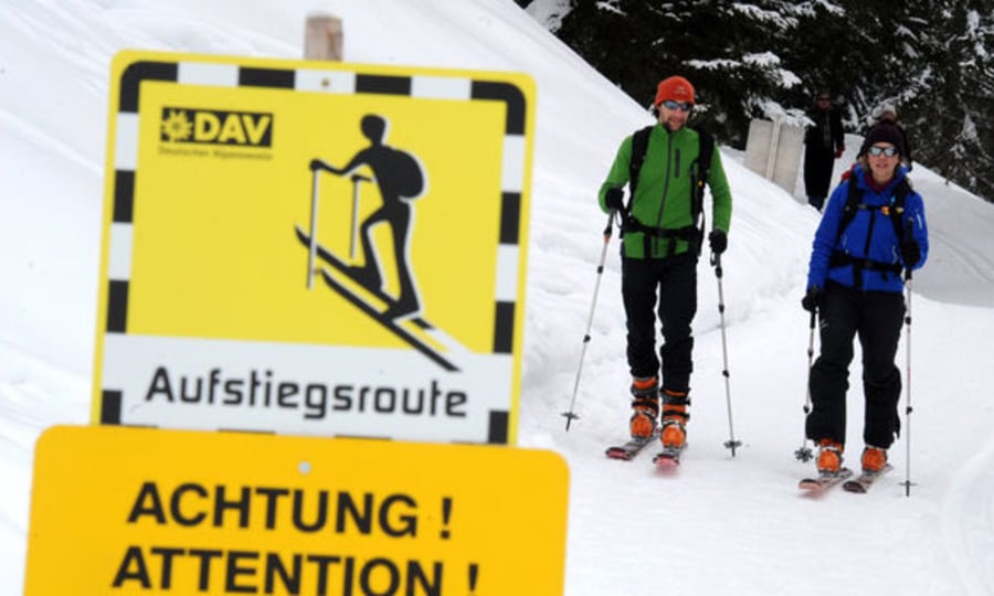 Am Stümpfling: Zwei Skitourengeher beim Kreuzen der Piste.