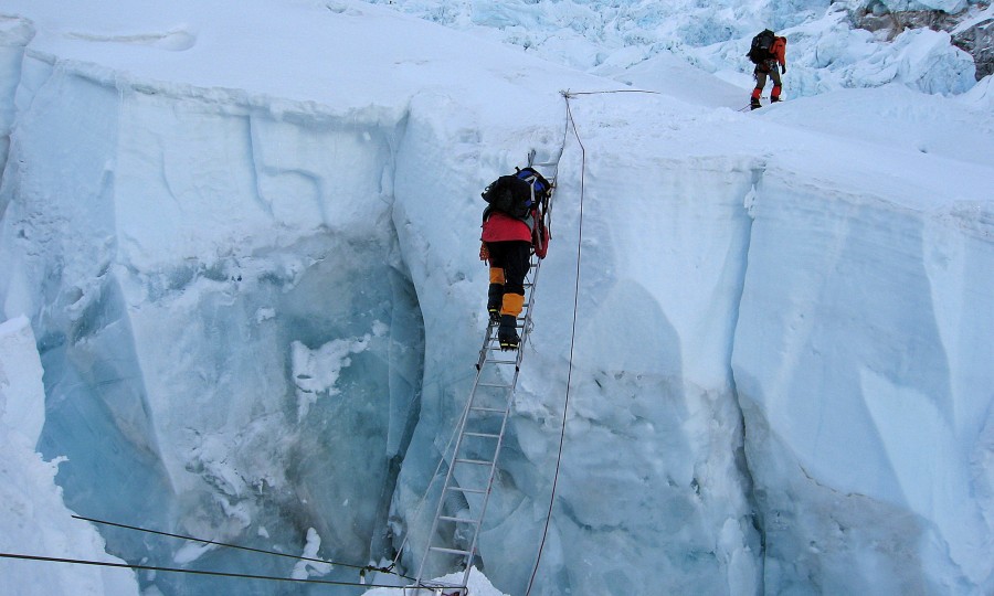 <p>Überwindung einer Gletscherspalte im Khumbu-Eisfall auf der Südseite des Everest.</p>