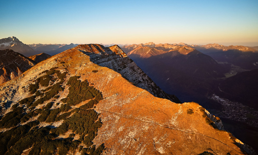 <p>Blick über den Rißkopf  mit den Ammergauer Alpen am Horizont. </p>