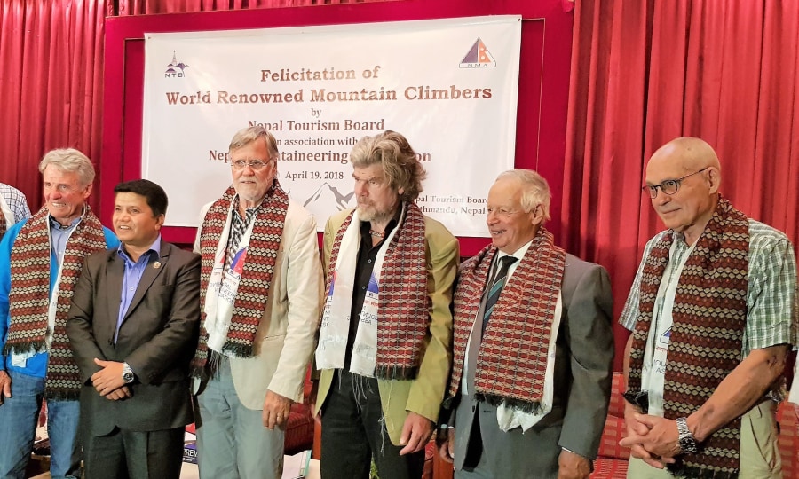 <p>Geehrt: Peter Habeler, Wolfgang Nairz, Reinhold Messner, Hanns Schell und Oswald Oelz am 19. April in Kathmandu.</p>