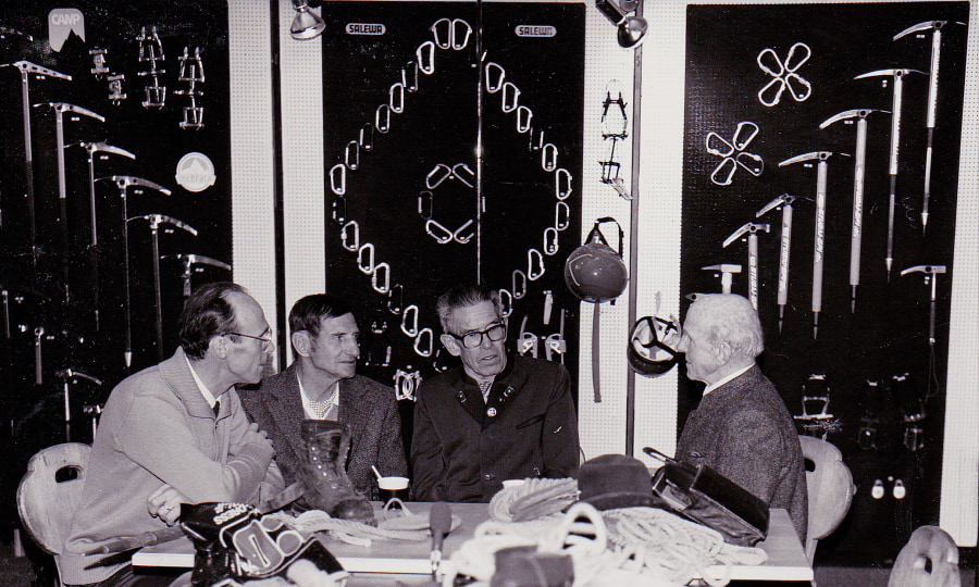 <p>Gesammelte Kompetenz auf der ISPO 1981: Hermann Huber, Anderl Heckmair, Hans Lucke und Peter Aschenbrenner (von links).</p>