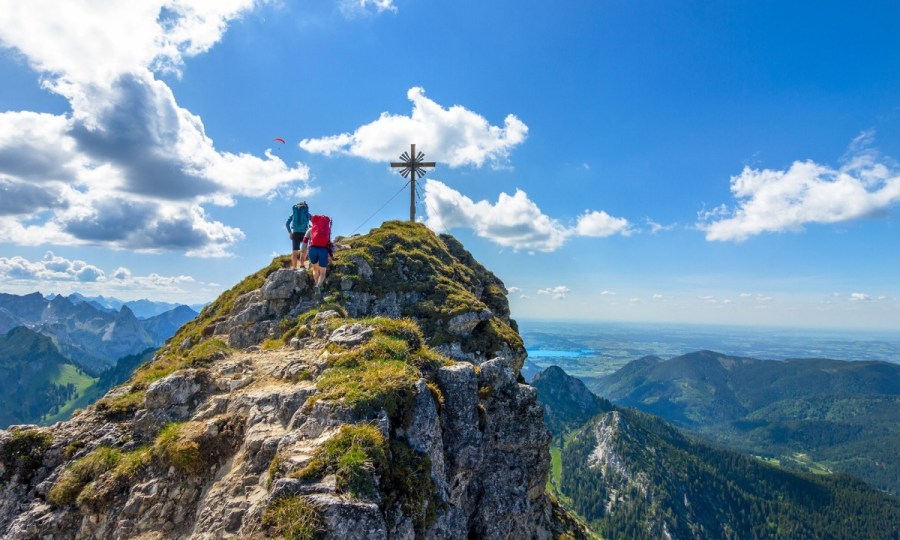 <p>Vom Gipfel der Großen Klammspitze eröffnen sich tolle Ausblicke auf das Ammergebirge und den Forggensee.</p>
