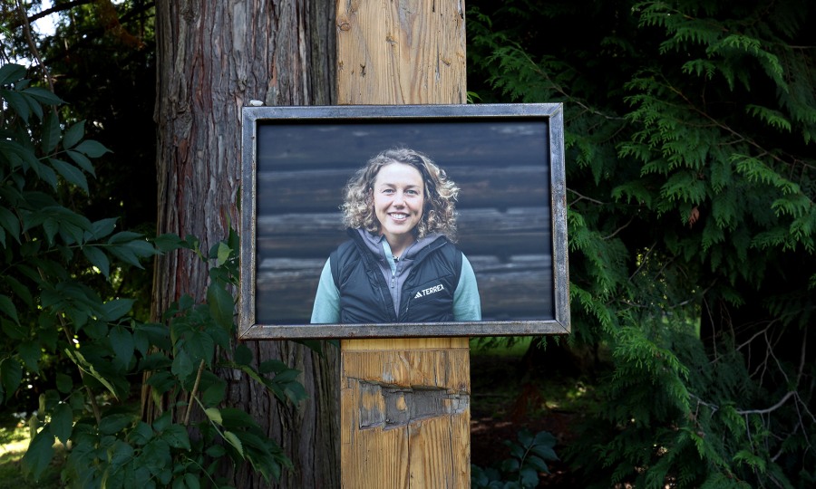<p>Ein Portrait Laura Dahlmeiers ist an einer Gedenkstätte im Kurpark Partenkirchen angebracht. Bild aus dem Sommer 2025.</p>