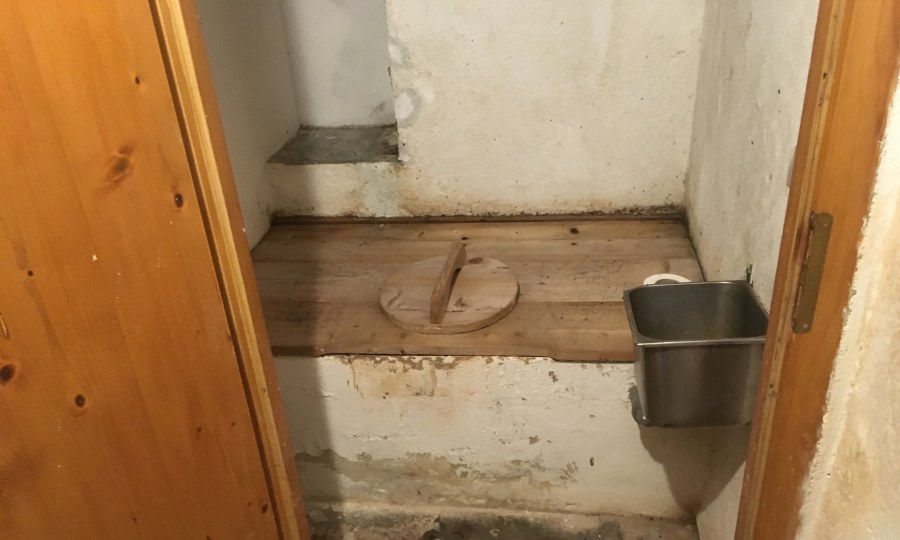 <p>WC im Winterraum des Kärlingerhaus</p>