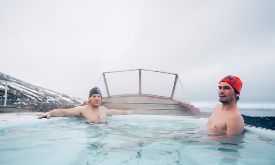 <p>So lässt sich die Kälte aushalten: Albert Leichtfried und Benedikt Purner im "hot tub".</p>