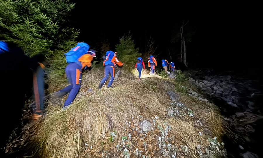 <p>Zehn Einsatzkräften waren am Sonntagabend im Einsatz. Lichtunterstüzung kam außerdem vom Polizeihubschrauber.</p>