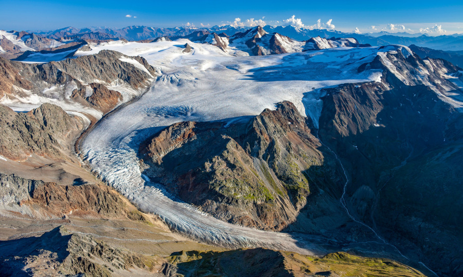 <p>Gepatschferner mit Weißkugel (Bildmitte) und Weißseespitze (ganz rechts), Ötztaler Alpen, Tirol; in der Ferne die Ortlergruppe. Diese herrliche Luftaufnahme ist auch eines der schönsten Motive der Kampagne #unserealpen. </p>