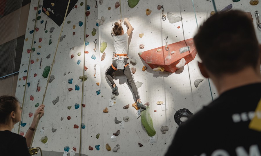 <p>Klettern in der Halle: Für viele beginnt hier der Einstieg in den Klettersport – bevor es später an den Fels geht.</p>