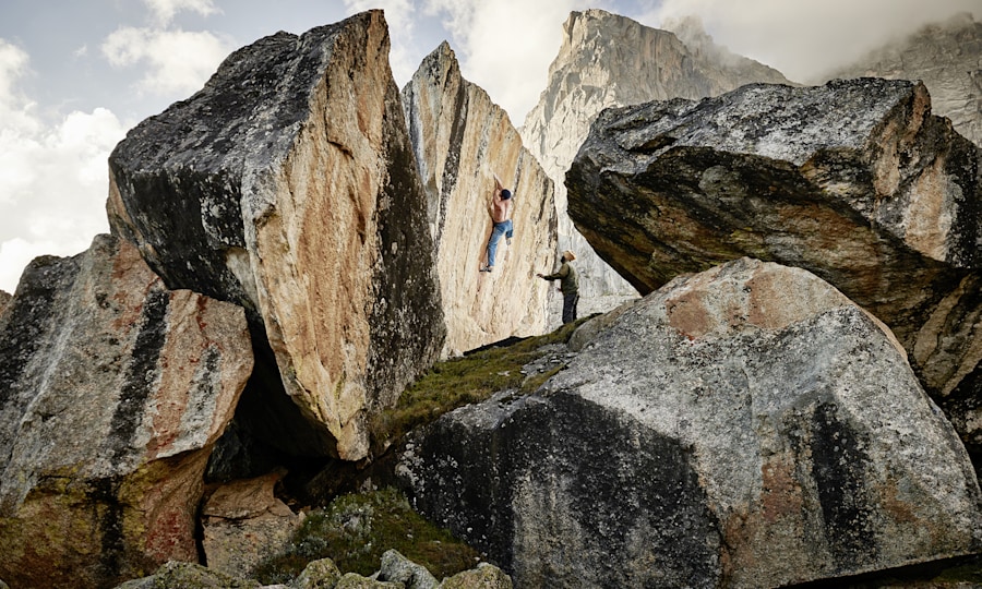 <p>Nachhaltig erschlossenes Bouldergebiet: Bernd Zangerl bouldert in Rakchham im indischen Himalaja.</p>