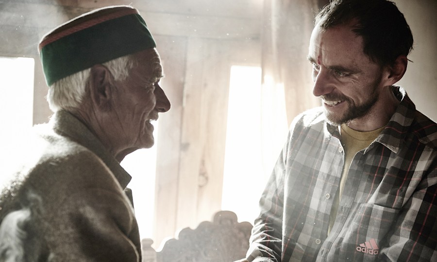 <p>Bernd Zangerl zu Besuch beim ­Dorfältesten von Rakchham.</p>