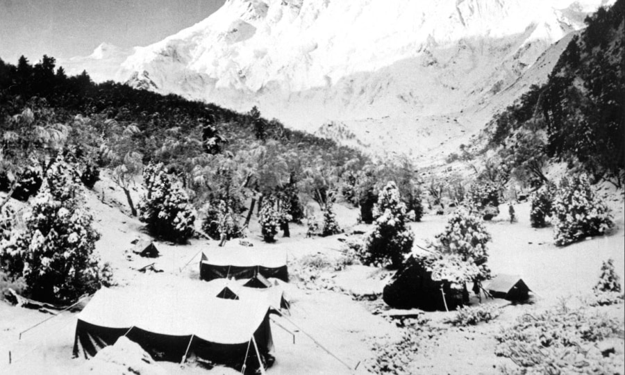 <p>Blick auf das Hauptlager der deutsch-österreichischen Himalaja-Expedition am Fuße des Nanga-Parbat.</p>