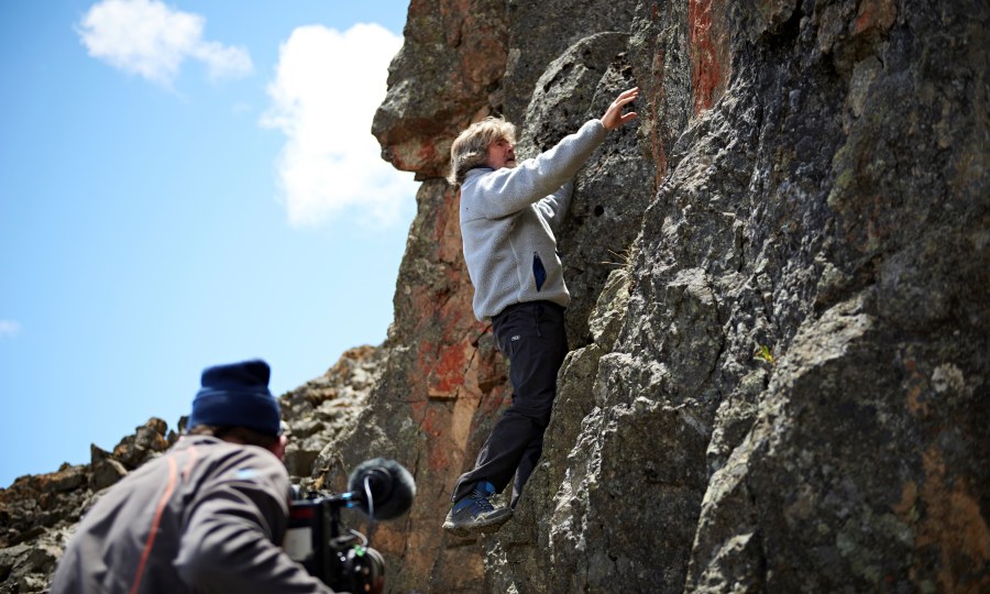 <p>Voller Einsatz: Messner zeigt, wie er sich die Szene vorstellt.</p>