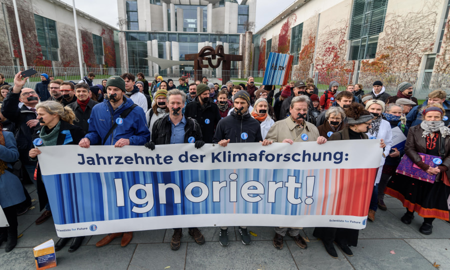 <p>Schweigedemonstration der "Scientists for Future" vor dem Bundeskanzleramt in Berlin am 15. November 2019.</p>