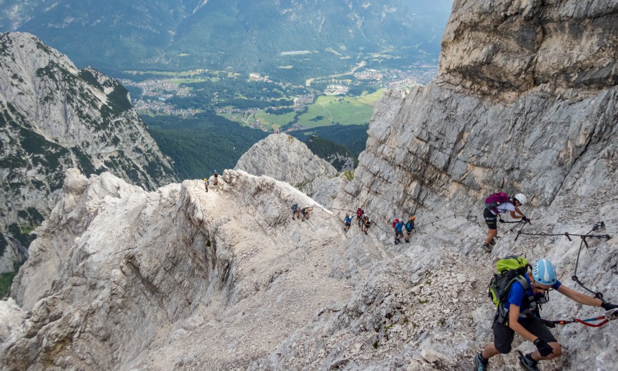 <p>Grandiose hochalpine Landschaften erwarten euch beim Klettersteig auf die Alpspitze. Allerdings ist man selten allein in der Ferrata.</p>