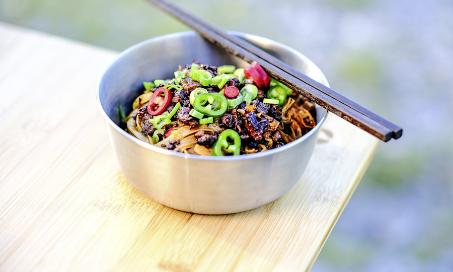 <p>Etwas Zen am See: Feurige Reisnudeln mit Krümeltofu (vegan).</p>