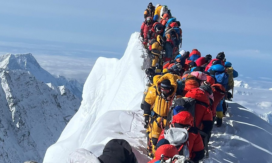 <p>Für Furtenbach nicht unbedingt ein Sicheheitsproblem: hohe Zahl an Bergsteigern auf dem Gipfel des Everest.</p>