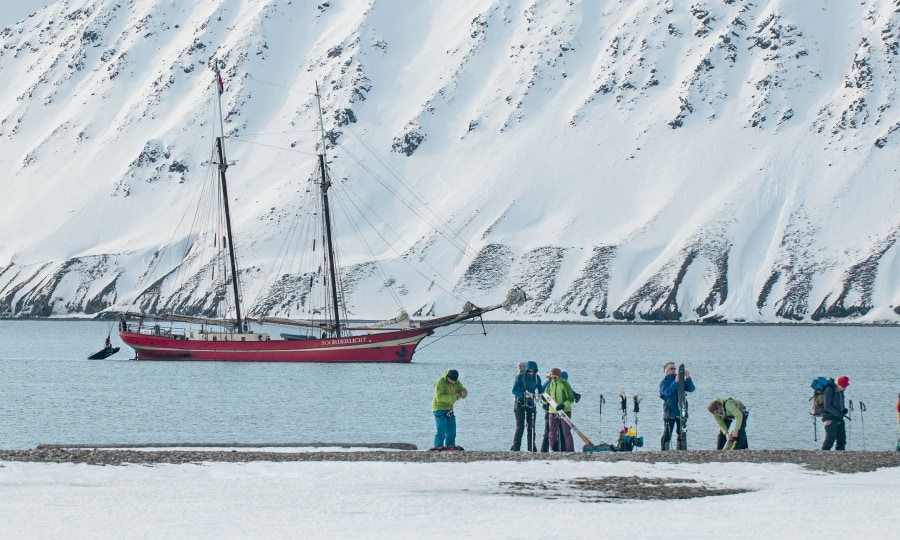 <p>Skitouren auf Spitzbergen finden oft irgendwo zwischen Eis und Meer statt.</p>