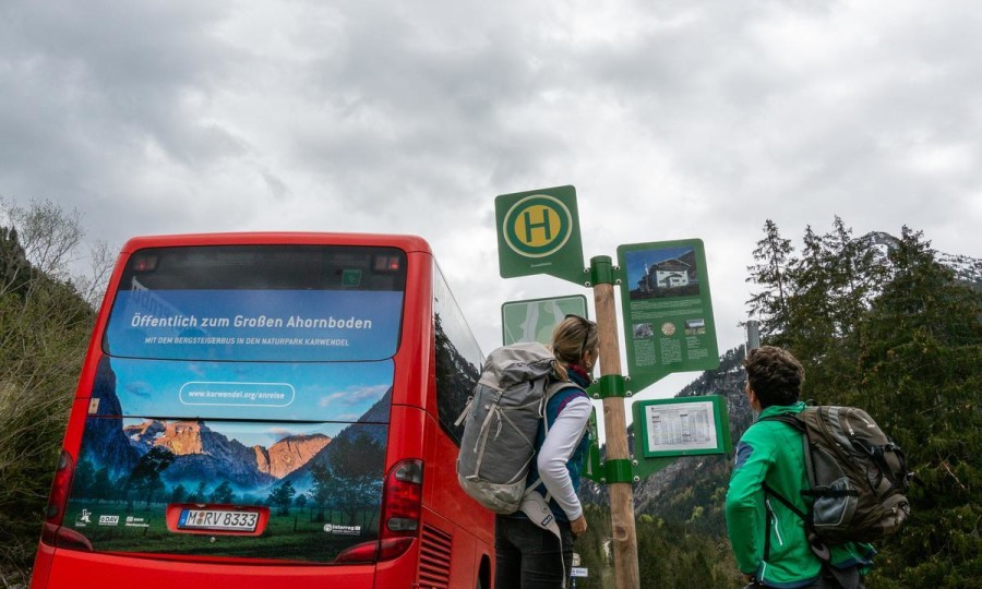 <p>Bergsteigerbus von Lenggries in die Eng: Neue Schilderbäume mit Kartenmaterial und weiteren Informationen helfen bei der Planung.</p>
