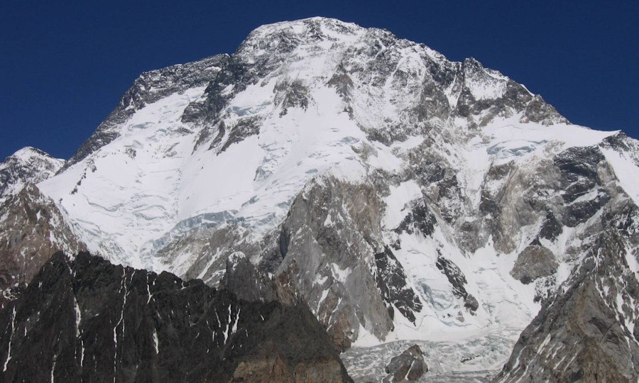 <p>Die drei Gipfel des Broad Peak: Nord- (ganz links), Mittel- (linkes Bilddrittel) und Hauptgipfel (Bildmitte).</p>