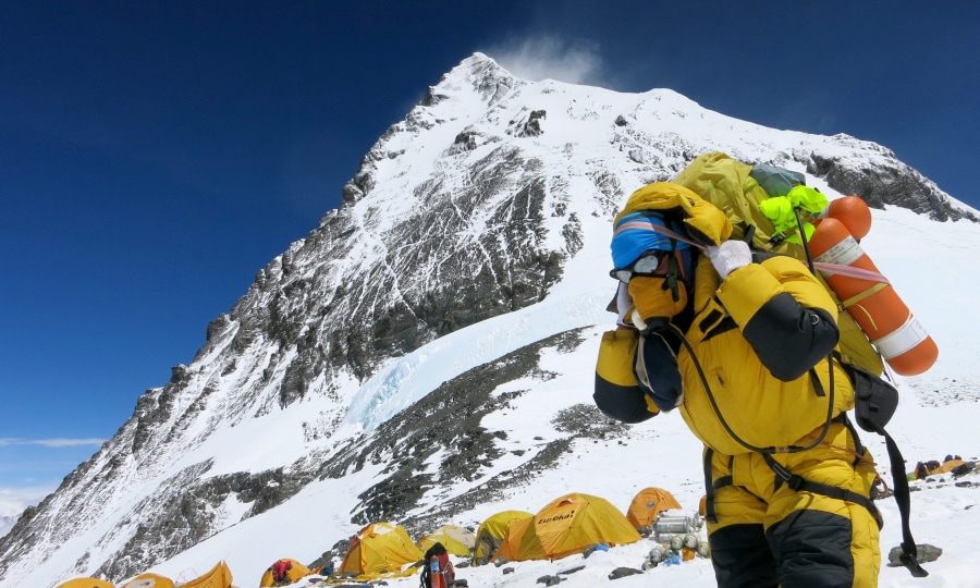<p>Schwerstarbeit: Phurba Tenjing Sherpa erreicht dick bepackt am 25. Mai Lager IV.</p>