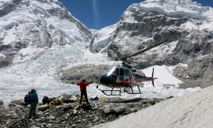 <p>Erste Hilfe: Ein Rettungshelikopter landet im Everest-Basislager.</p>