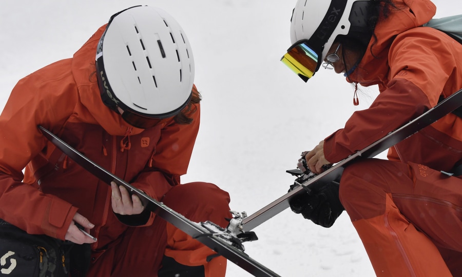 <p>Das Einstellen der Bindungen auf den Testski gehört dazu.</p>